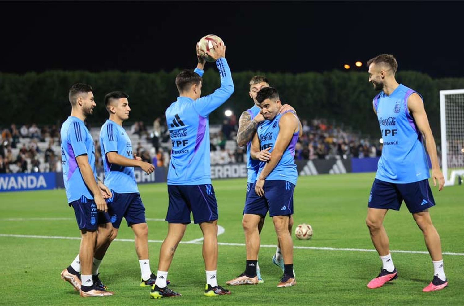 Sin los titulares y con Di María a la par, Argentina entrenó pensando en la final con Francia