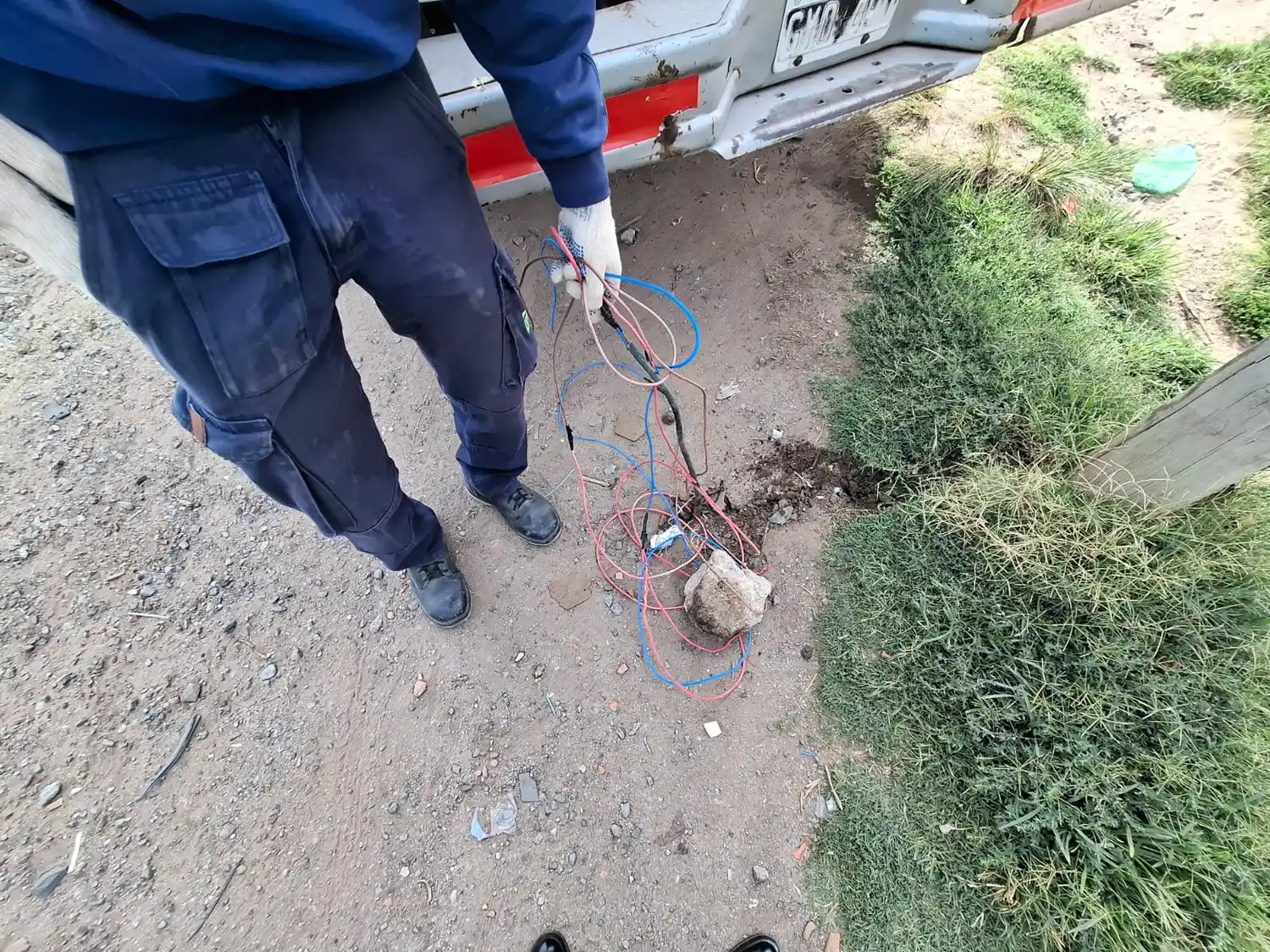 Conexiones clandestinas en la toma en La Movediza