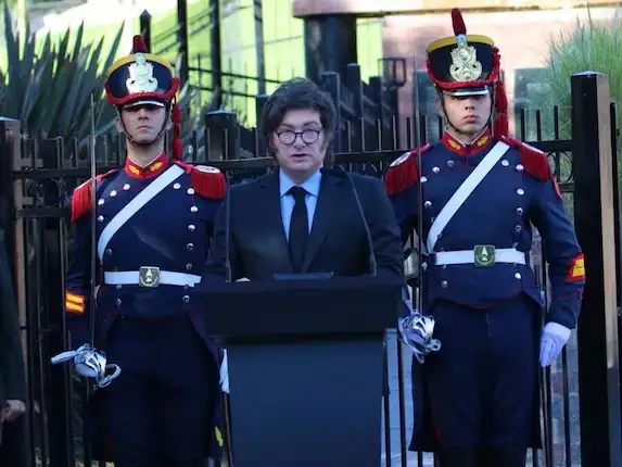 La ceremonia fue en el Día del Veterano y de los Caídos en la Guerra de las Malvinas, en el cenotafio de la Plaza San Martín, en Retiro, con transmisión por cadena nacional.