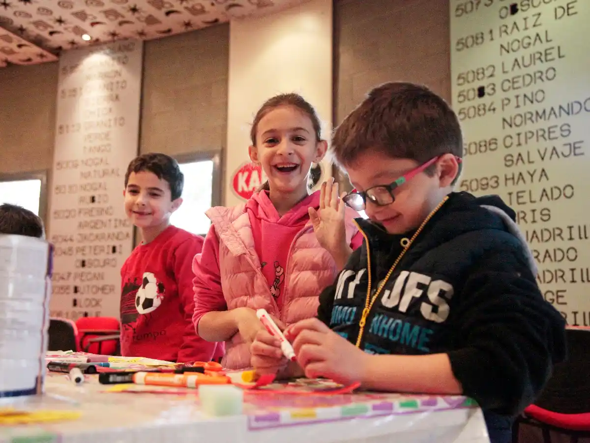 Cambiaron la tablet por un juguete de madera   