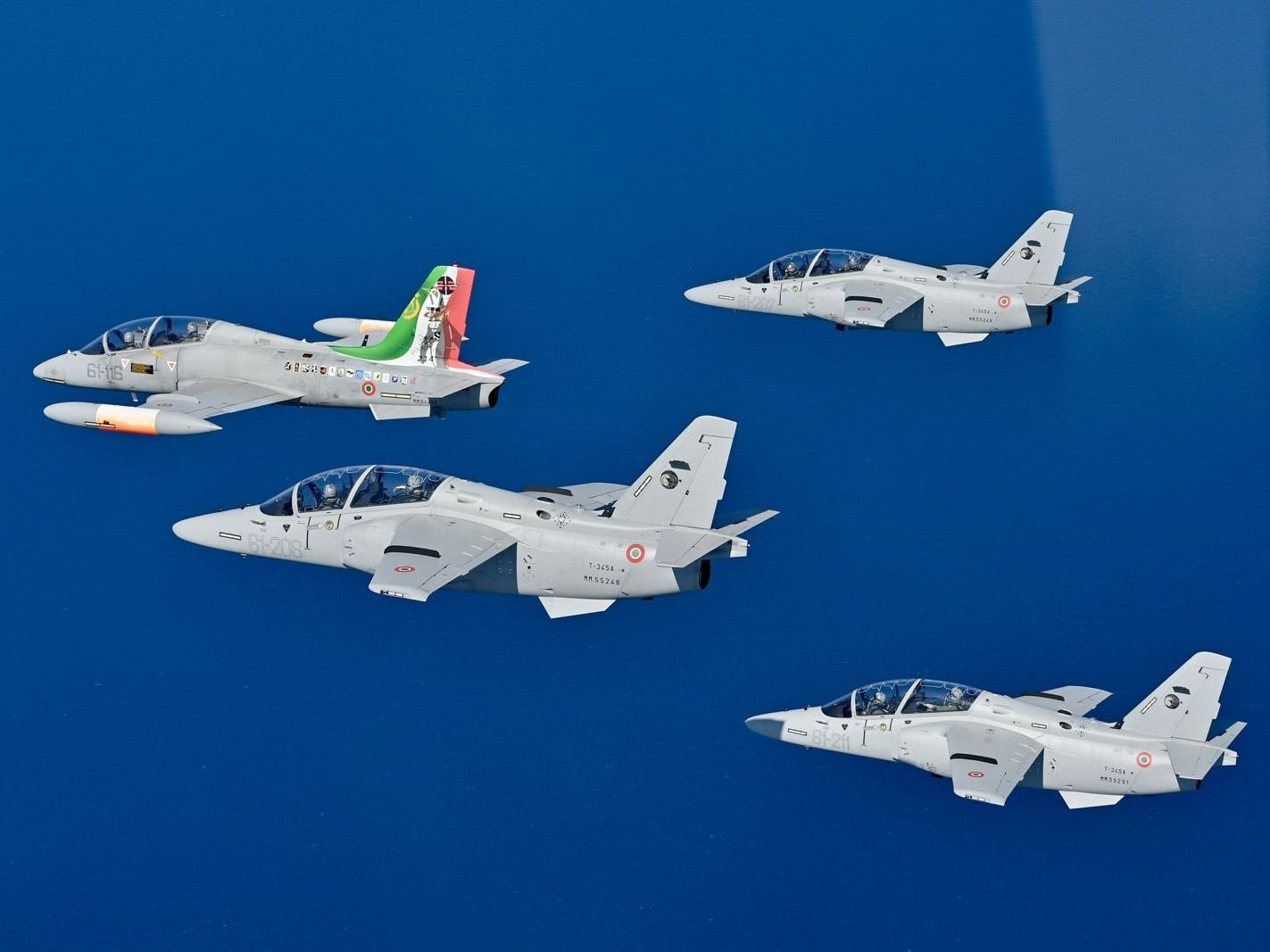 Los nuevos M-345 (designados T-345A) reemplazan definitivamente a los veteranos MB-339A de la Aeronautica Militare. Foto: AE