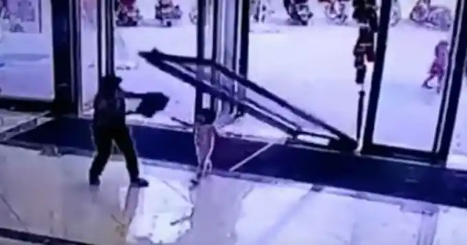 Terrible video muerstra como una puerta aplastó a una nena de tres años