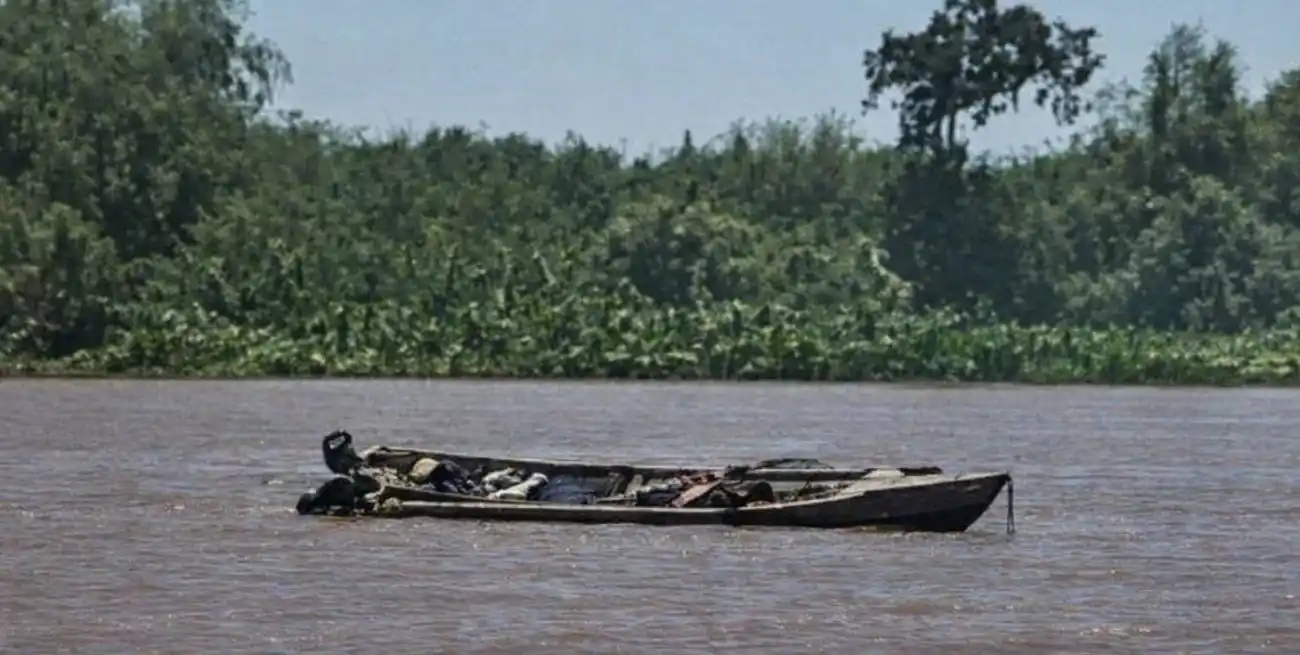 La canoa en la que fueron hallados los cuerpos acribillados de las víctimas