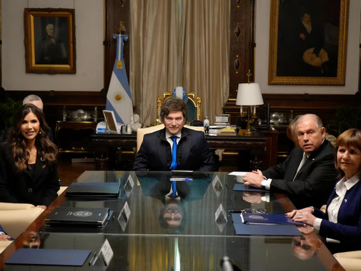 Milei se reunió con una funcionaria estadounidense y firmó una solicitud para que argentinos puedan ingresar sin visa