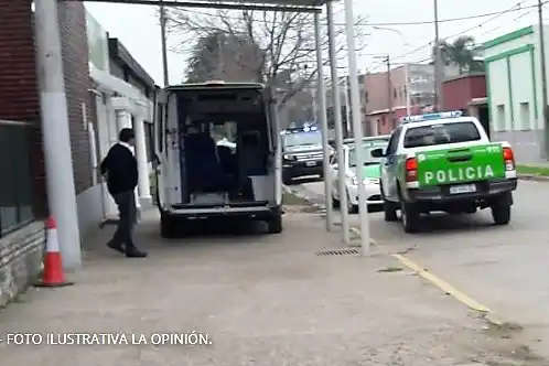 San Pedro: Le apuntó con su pistola en la cabeza al chofer de ambulancia en medio de un accidente