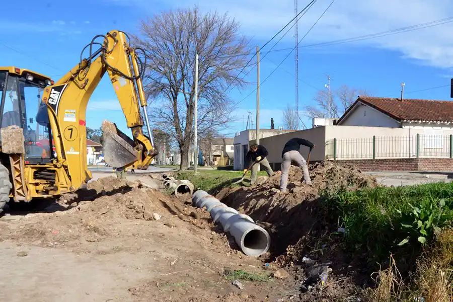 Tareas para evitar los anegamientos en un barrio