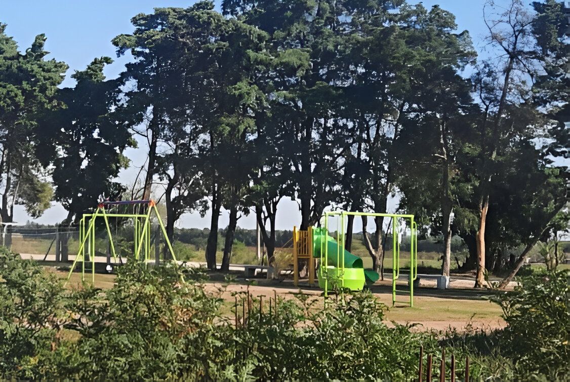 La plaza está ubicada entre el Centro Municipal Marcelina Suárez y La Colmenita.