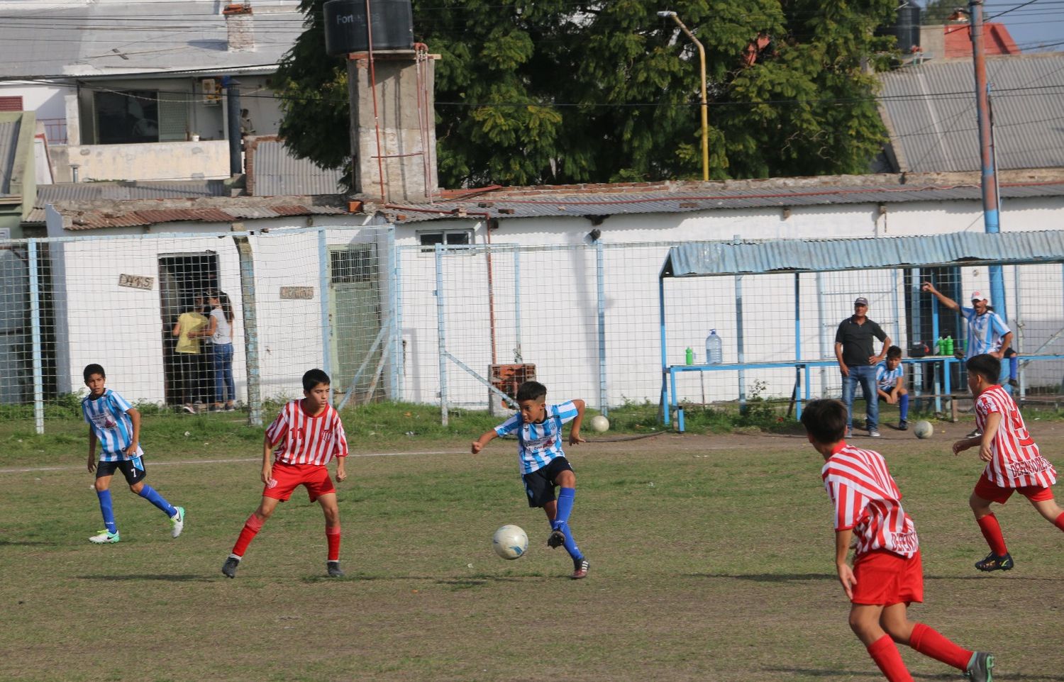 Atlético y Defensores del Sur disputaron el primer clásico barrial en el Infantil