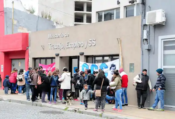 Organizaciones sociales se manifestaron en la sede local del Ministerio de Trabajo 