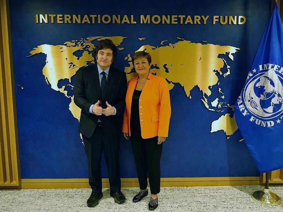 Acuerdo con el FMI: el Gobierno confía en que no habrá saltos en el dólar y que bajará el riesgo país