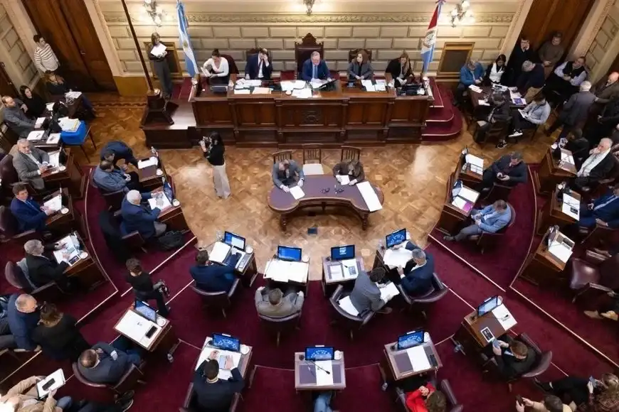 La Cámara alta aprobó la ley que moderniza el sistema electoral y cumple con uno de los mandatos establecidos por la reforma constitucional de 2025. También el régimen de licencias para profesionales de la abogacía, entre otras iniciativas. Foto: Senado de Santa Fe.