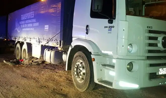 Un camión casi lo pasa por encima: se salvó de milagro 