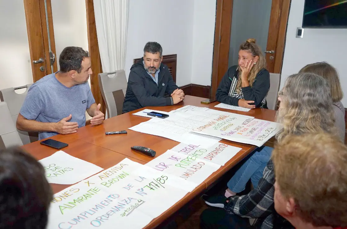 Reunión. Entre funcionarios municipales y vecinos
