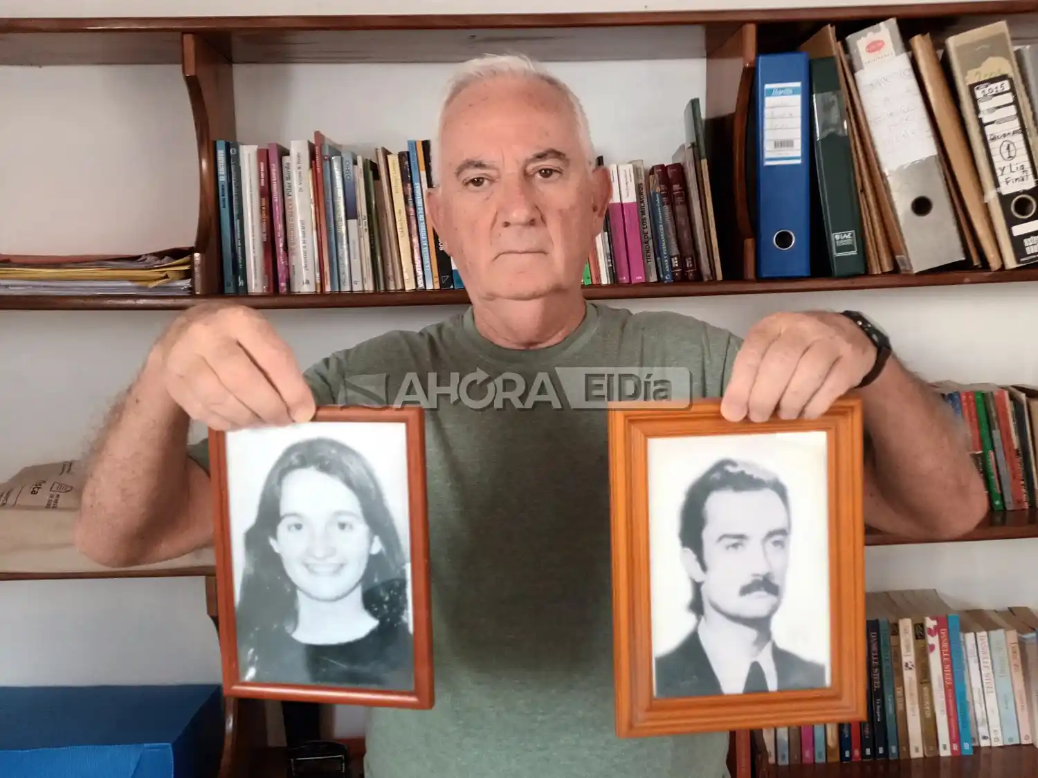 Hugo Angerosa junto al retrato de sus hermanos desaparecidos, Daniel y “Blanquita”.