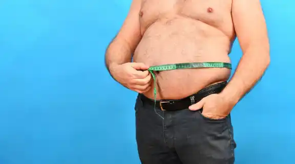 Con este ejercicio podrás ejercitar tu barriga sin forzar tu espalda/ DeporteGlam