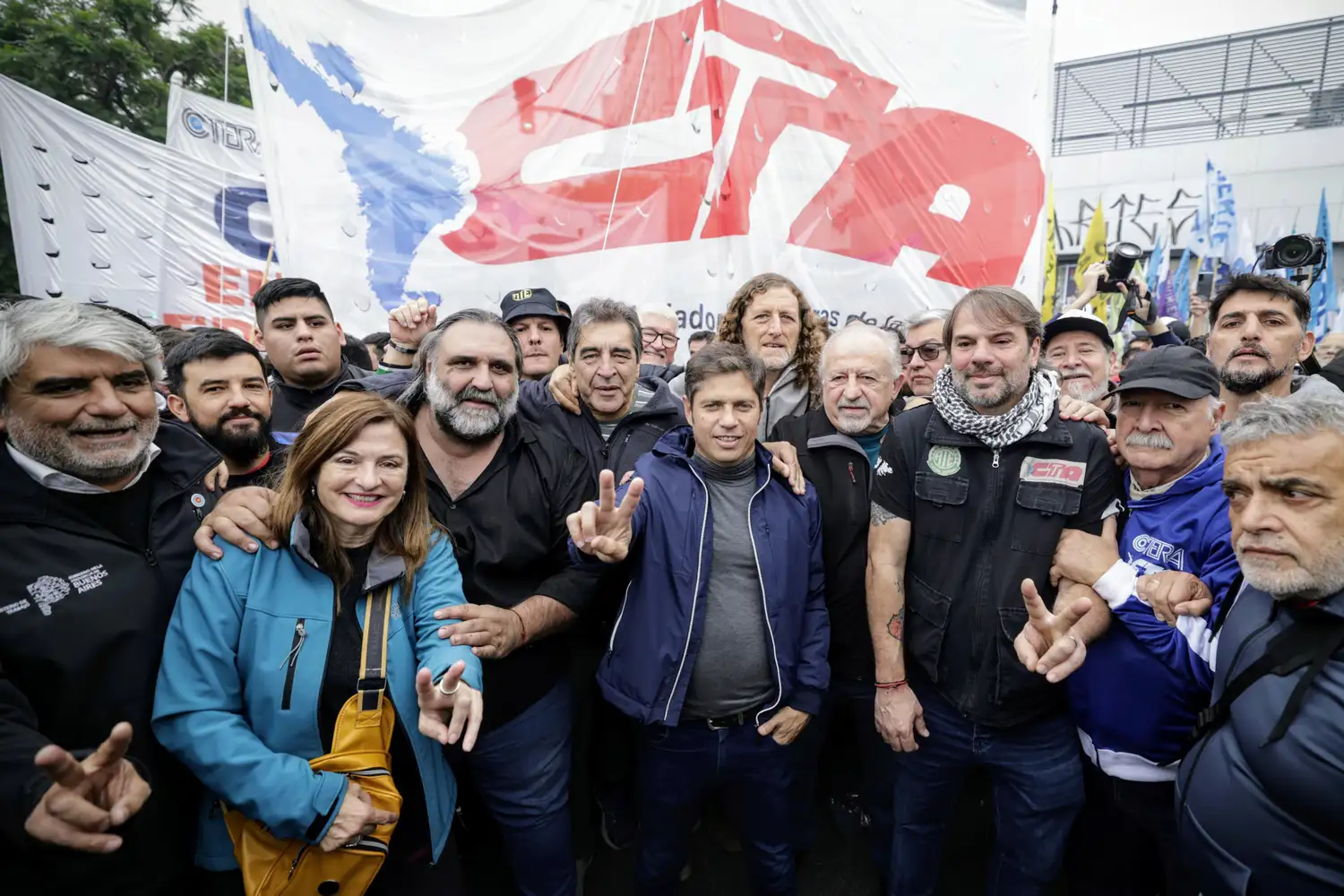 Kicillof en la movilización de la CGT que tuvo su epicentro en la avenida Independencia y Defensa.