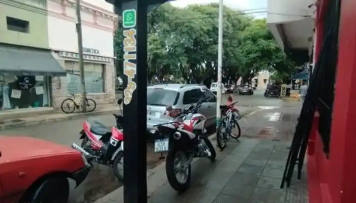 “Cansados que los autos estacionen en el cajón”