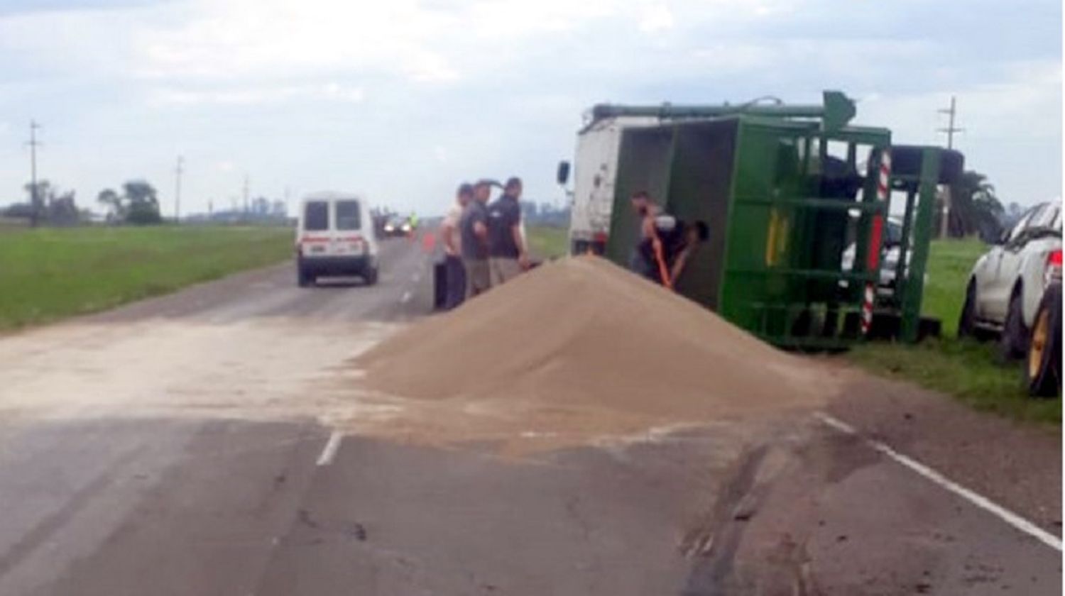 Volcó una tolva con combustible en la Ruta 20: hay una sola mano de circulación