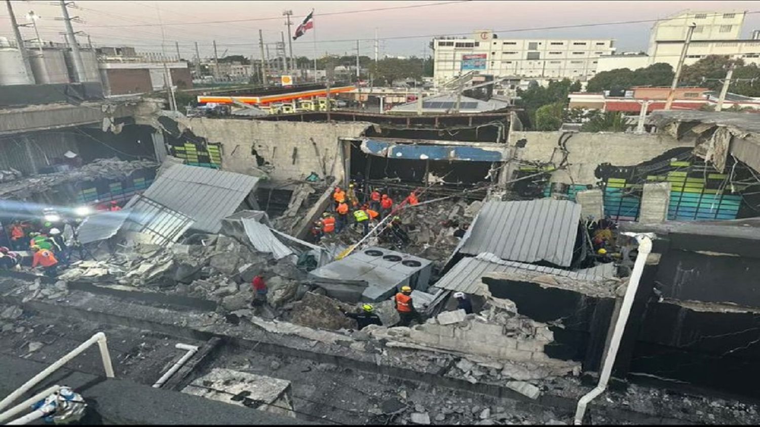 MIENTRAS cantaba RUBBY PÉREZ: colapsa el techo de una discoteca en República Dominicana: hay al menos 21 muertos y decenas de heridos