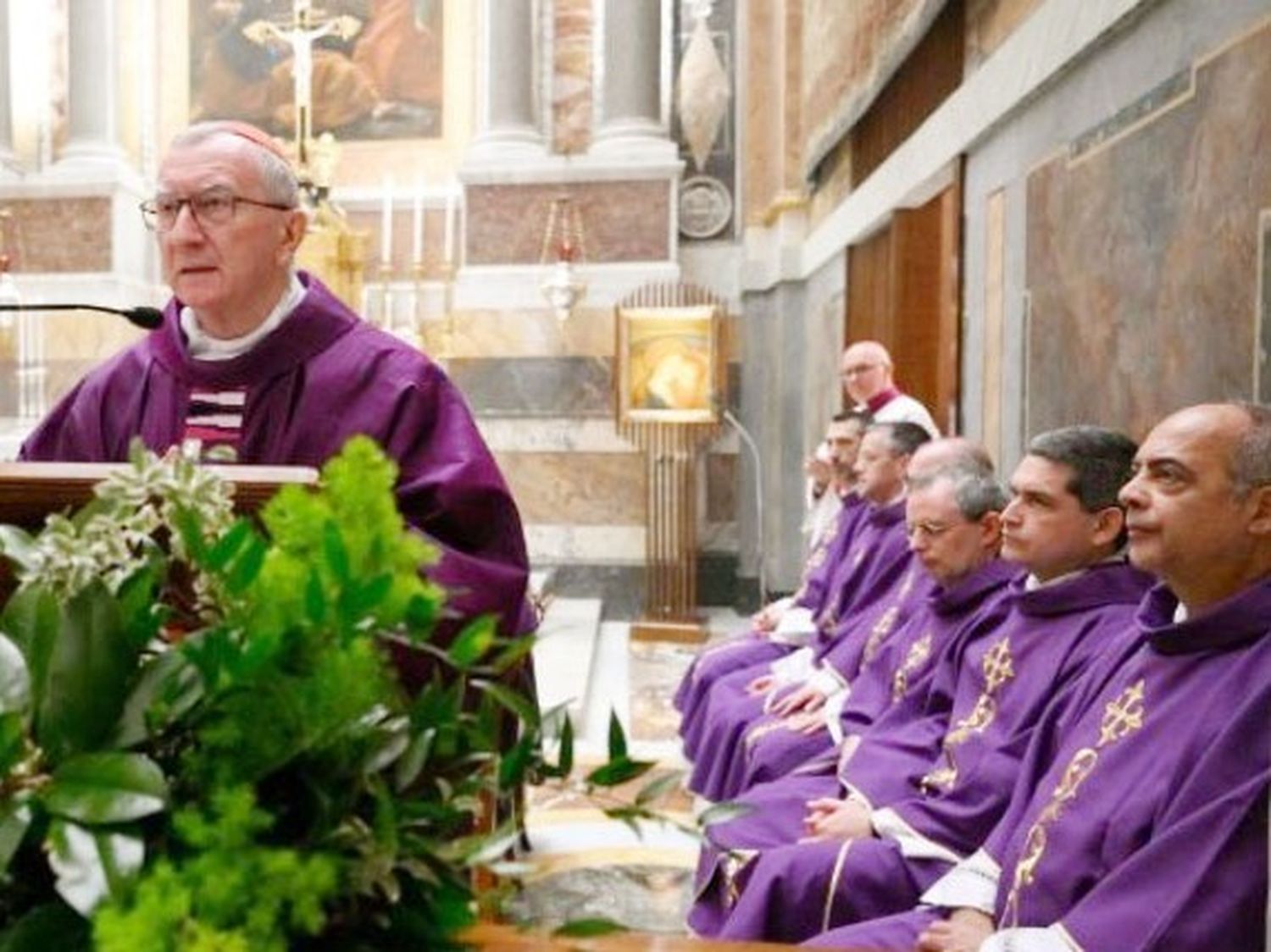 El Cardenal Parolin presidió una misa con los embajadores por la salud del Papa