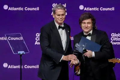 Javier Milei junto a Scott Bessent.