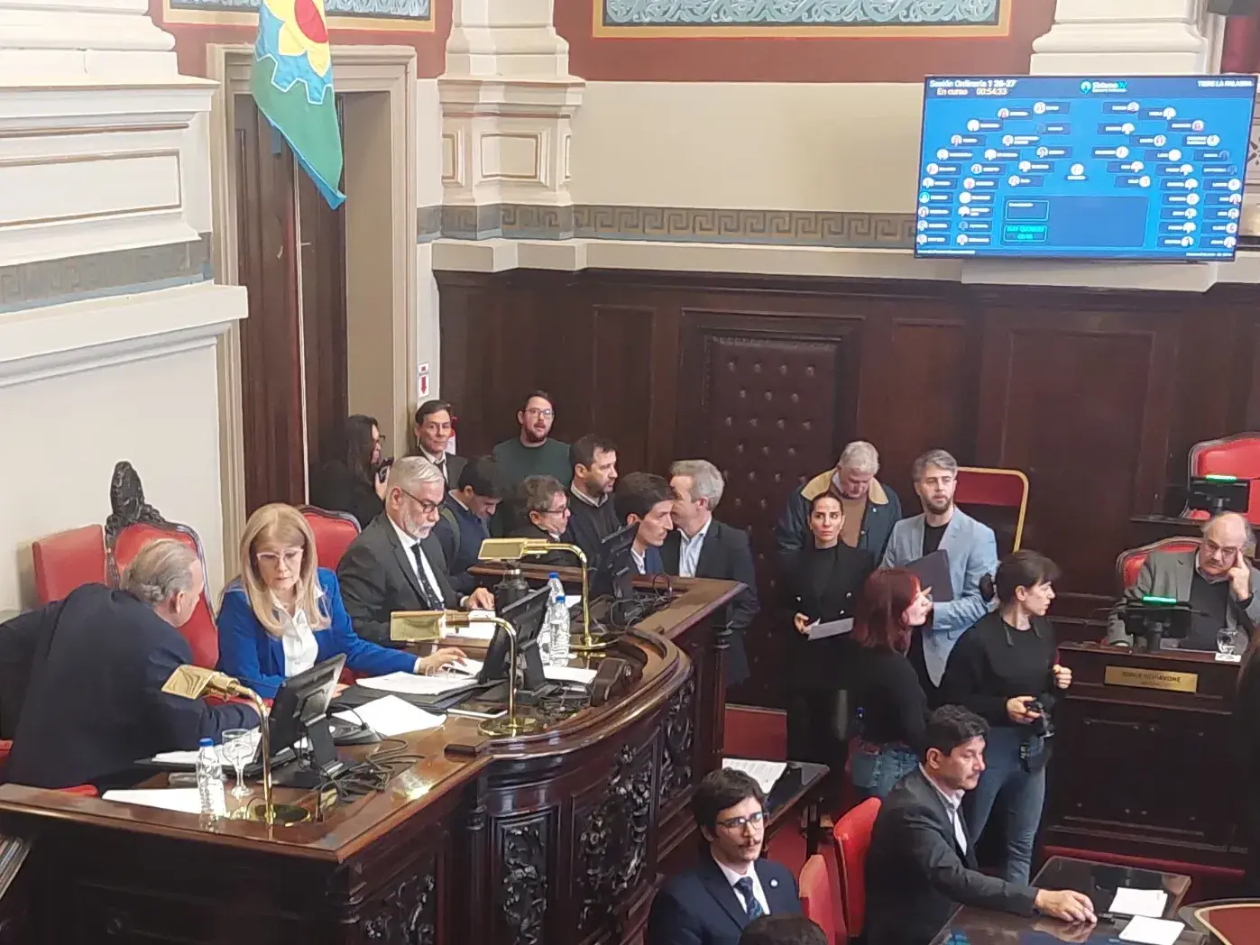 Sergio Berni y Verónica Magario durante un cuarto intermedio de la primera sesión ordinaria de 2026 en el Senado bonaerense.