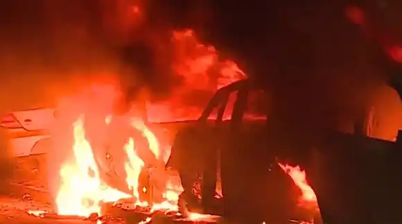 Tres de Febrero: cinco autos y un patrullero terminaron prendidos fuego en la protesta de deliveries