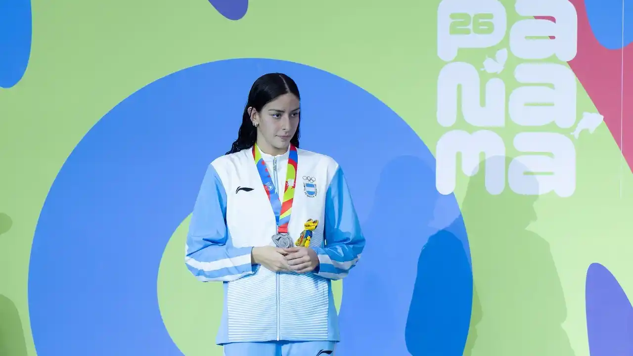 Malena recibiendo una de las seis medallas en Panamá
