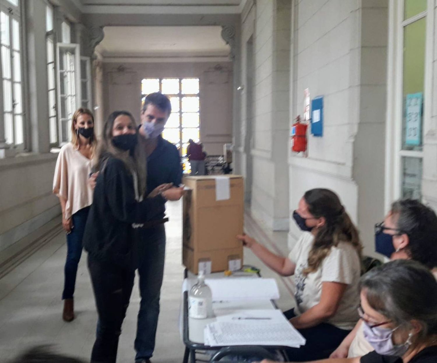 Enrique Cresto acompañó a su hija en su primer voto