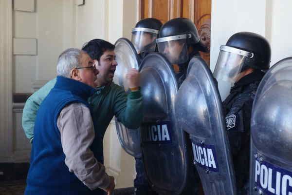 Video: Graves incidentes en la Municipalidad de Azul tras el despido de 40 trabajadores
