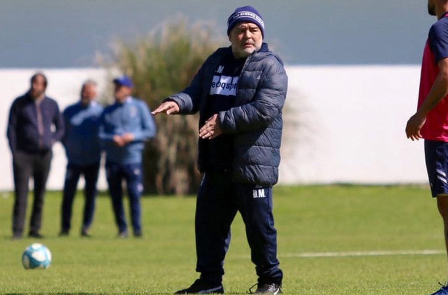 Después de la ausencia con aviso, Maradona volvió a dirigir la práctica de Gimnasia