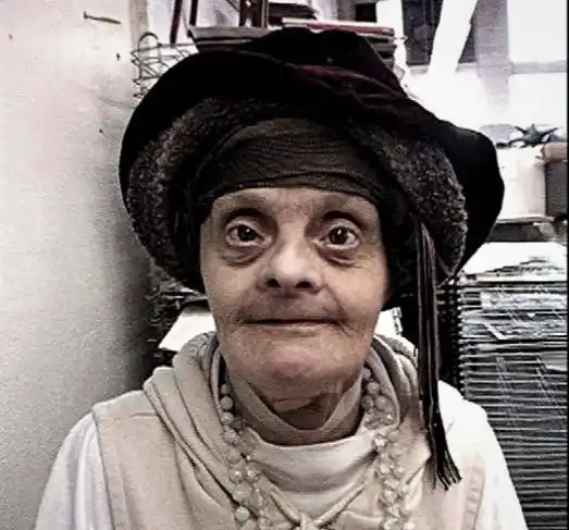 El mundo silencioso de una mujer con sombrero