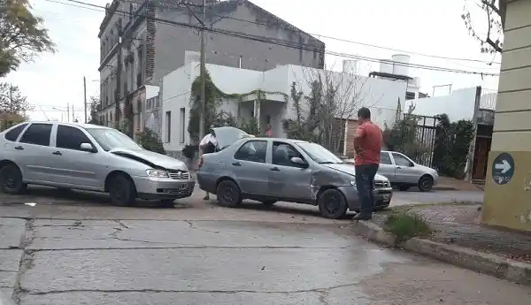 Dos autos chocaron y uno fue secuestrado por falta de registro
