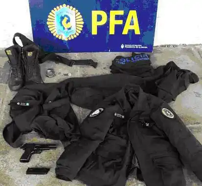 Llevaba puesto uniforme de Policía pero era un impostor