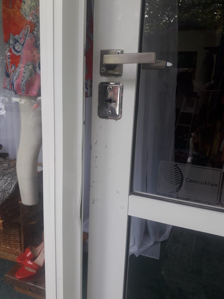 Violentaron la puerta de acceso para ingresar al comercio y robar prendas de vestir