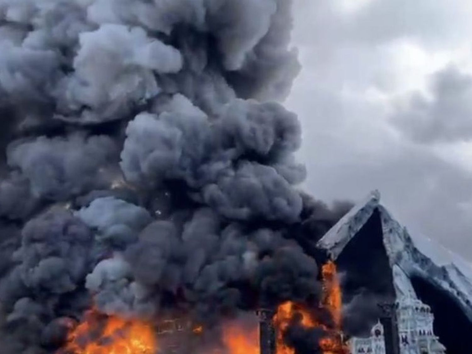 Video: un feroz incendio arrasó con el escenario principal de Tomorrowland en Bélgica