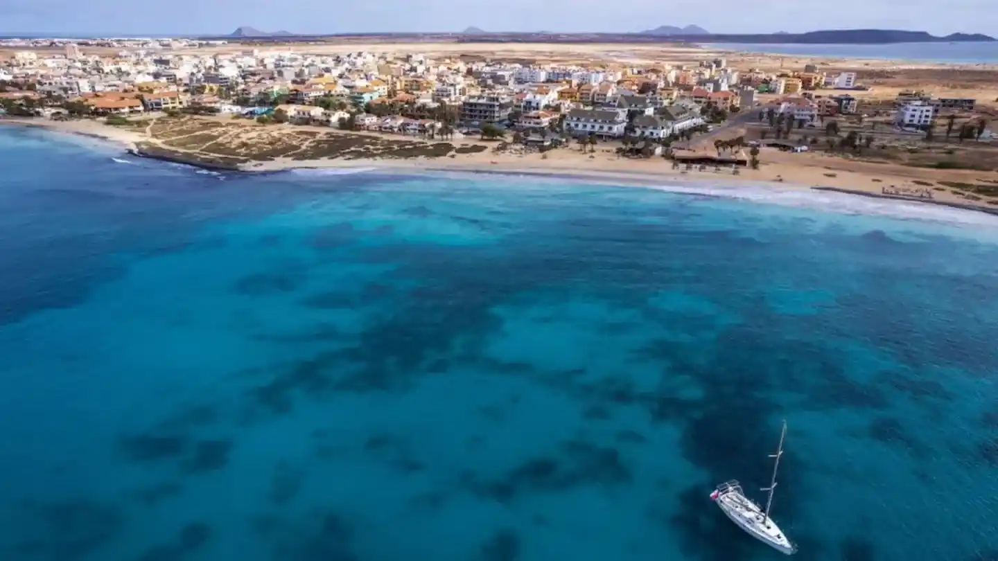 La playa Antonio Sousa en Santa María, una de las ciudades de Cabo Verde. Foto: visit-caboverde.com