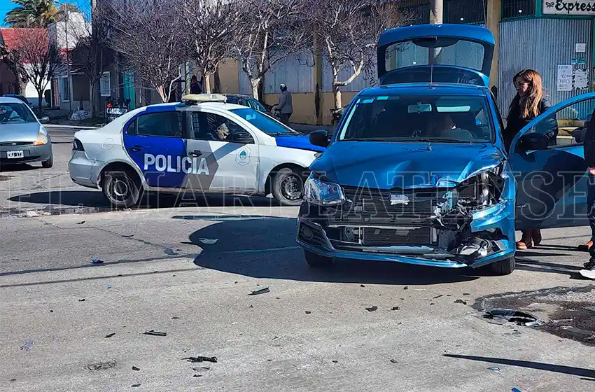Choque entre dos autos en Bernardino Rivadavia