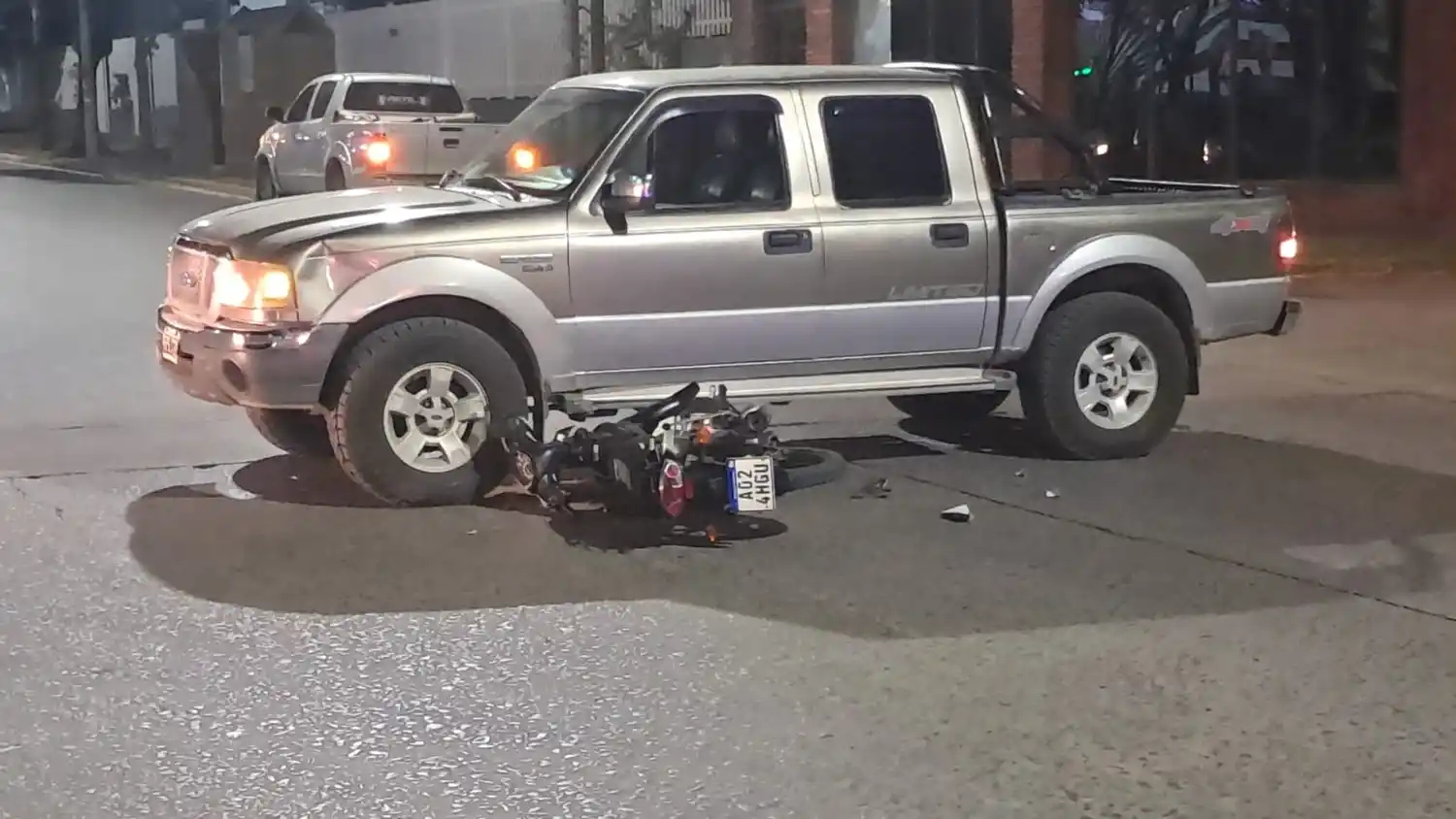 Colisión entre una moto y una camioneta en avenida 59 y calle 20