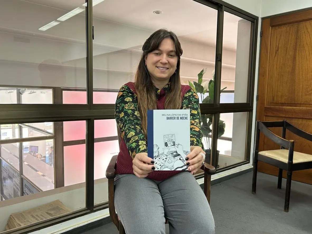 Feliz y con libro en mano, “Meli” visitó La Voz del Pueblo para contar la experiencia vivida y los detalles principales que tuvo el proceso de escritura. Una joven que supo narrar la historia de tres generaciones de mujeres unidas por la memoria y el cuidado