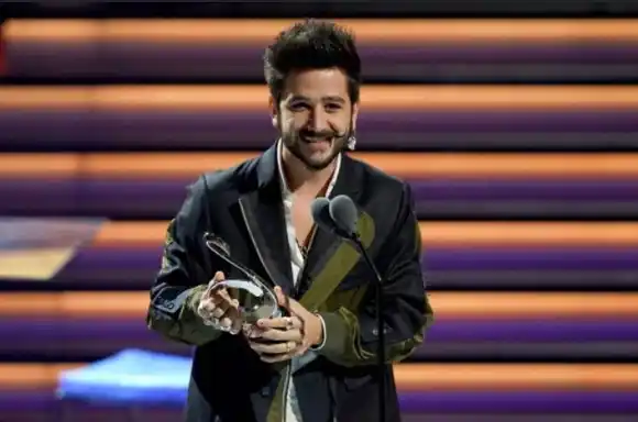 Bad Bunny y Camilo se lucen en premio Lo Nuestro