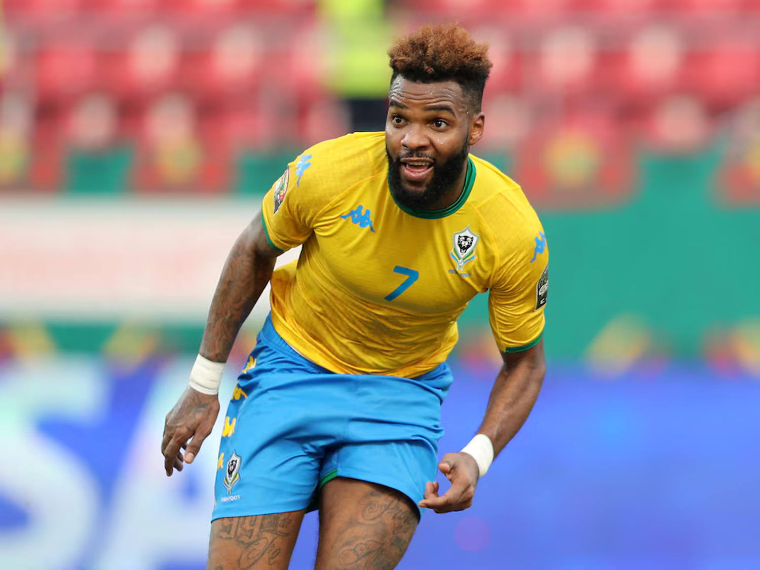 El fútbol, de luto: falleció el delantero gabonés Aaron Boupendza tras caer desde un edificio en China