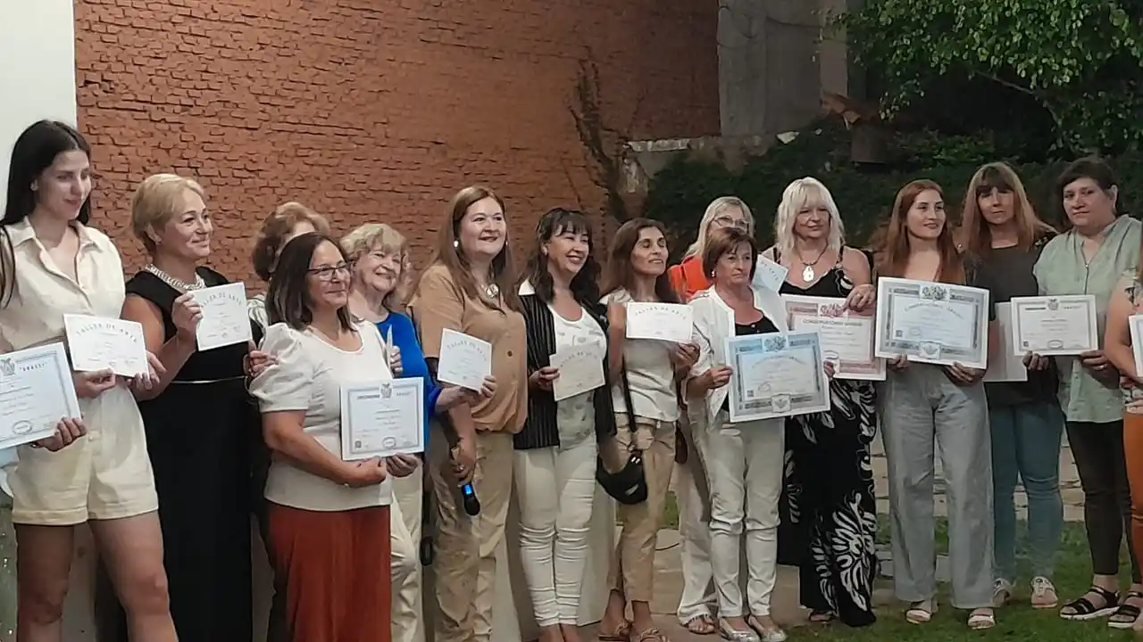Las alumnas lucieron sus certificados.