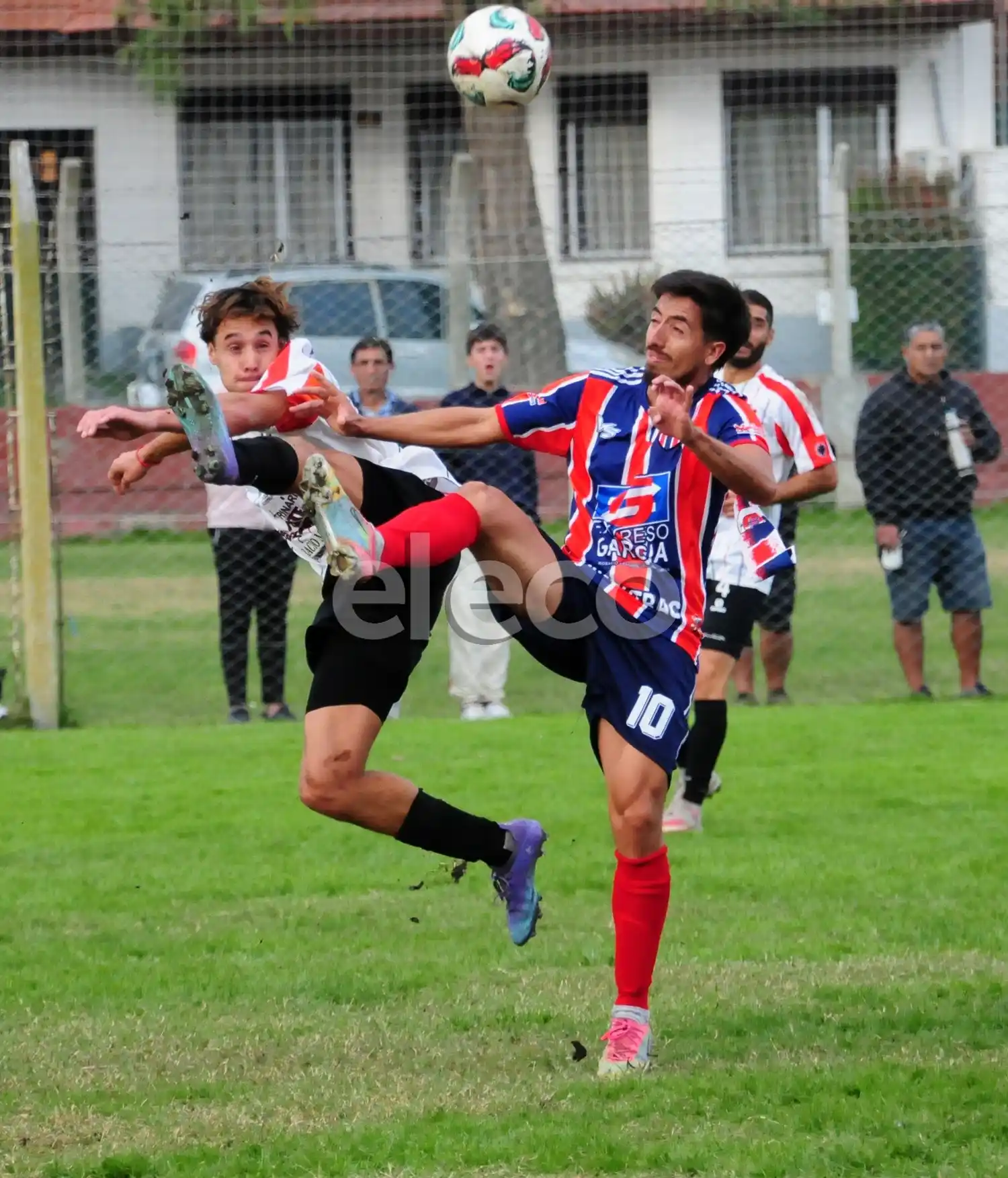 Delgiorgio (Independiente) y Auce (Ferro), protagonistas del empate del domingo pasado.