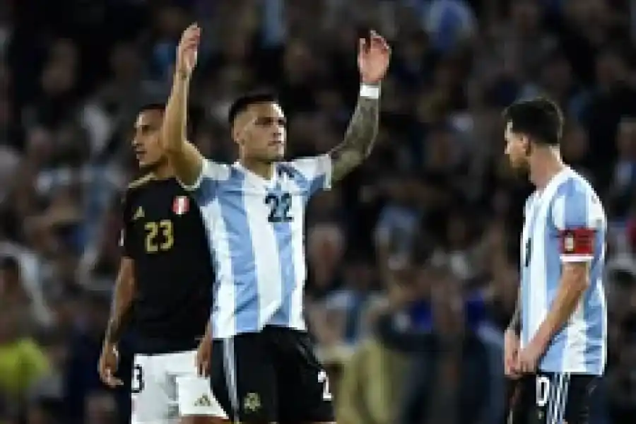 Sin brillar, Argentina venció a Perú y despidió el año en la cima