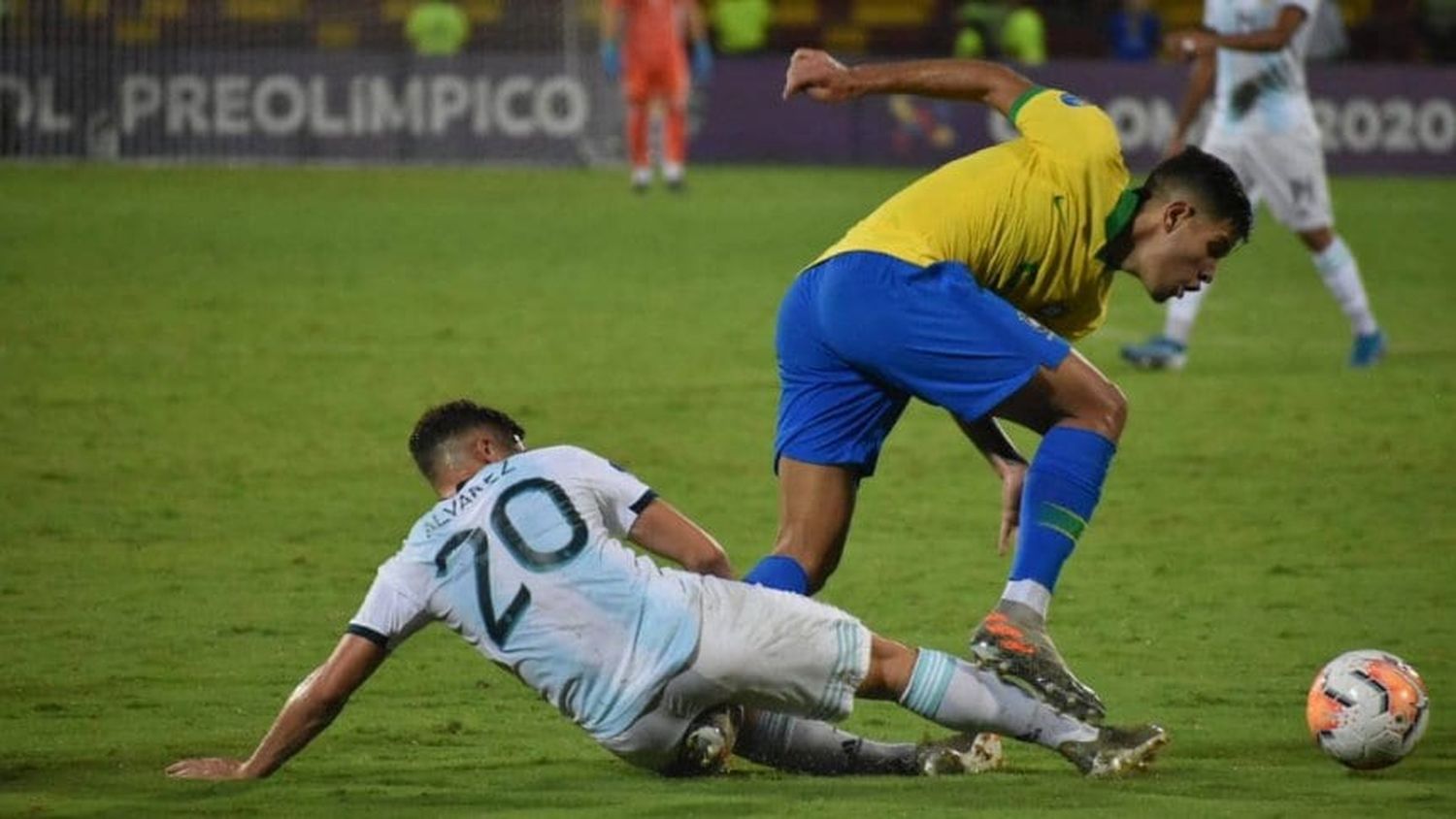 Argentina perdió con Brasil, que le quitó el invicto y clasificó a Tokio