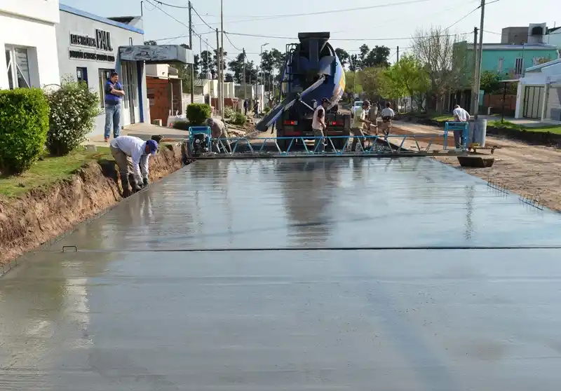 Comenzó la colocación de hormigón elaborado en calle Gualeguaychú
