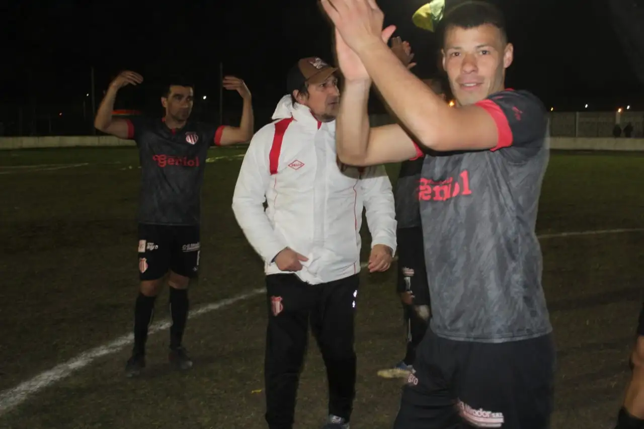 El festejo de Mauricio Silguero, Cristian A. Mallarino (DT) y Enzo Basualdo. Barrio Norte enfrentará el venidero domingo al ganador del partido que protagonizarán esta noche en el estadio Enrique "Quique" Da Dalt, Gualeguay Central y Quilmes.