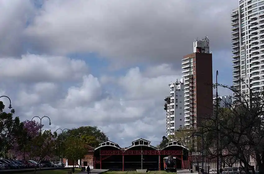 Las nubes cubren el cielo y hay  probabilidad de lloviznas por la tarde