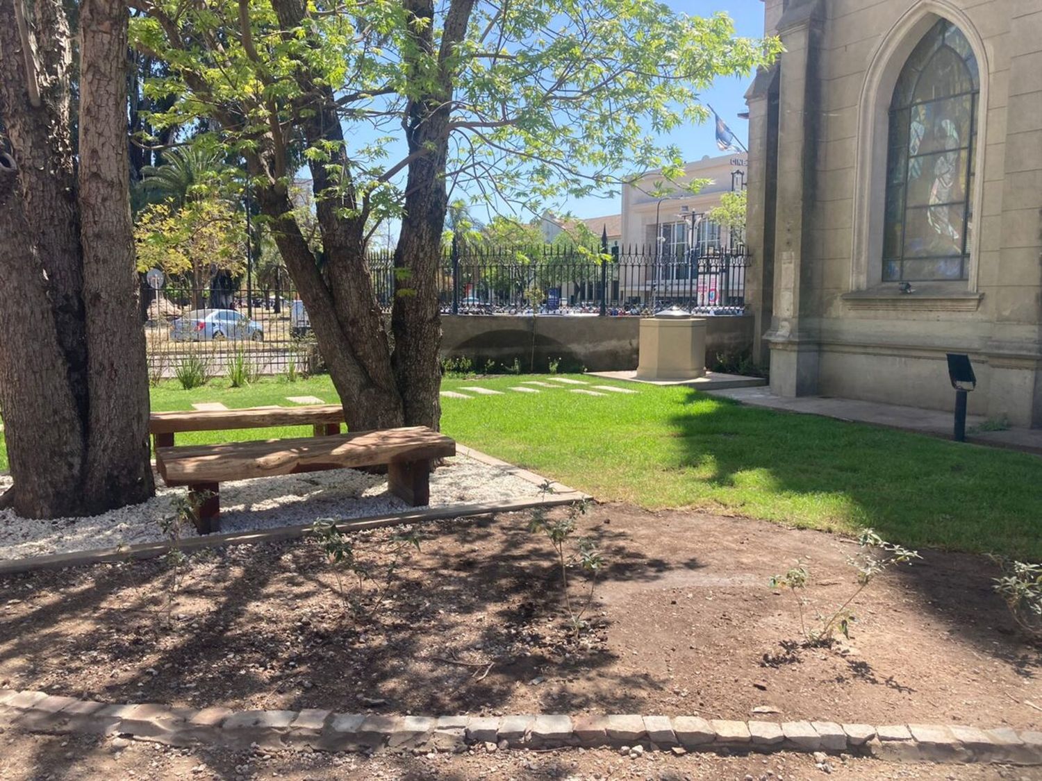 La Catedral anunció la bendición del nuevo cinerario en su jardín